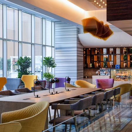 크라운 플라자 두바이 마리나 호텔 외부 사진 The lounge at the airport