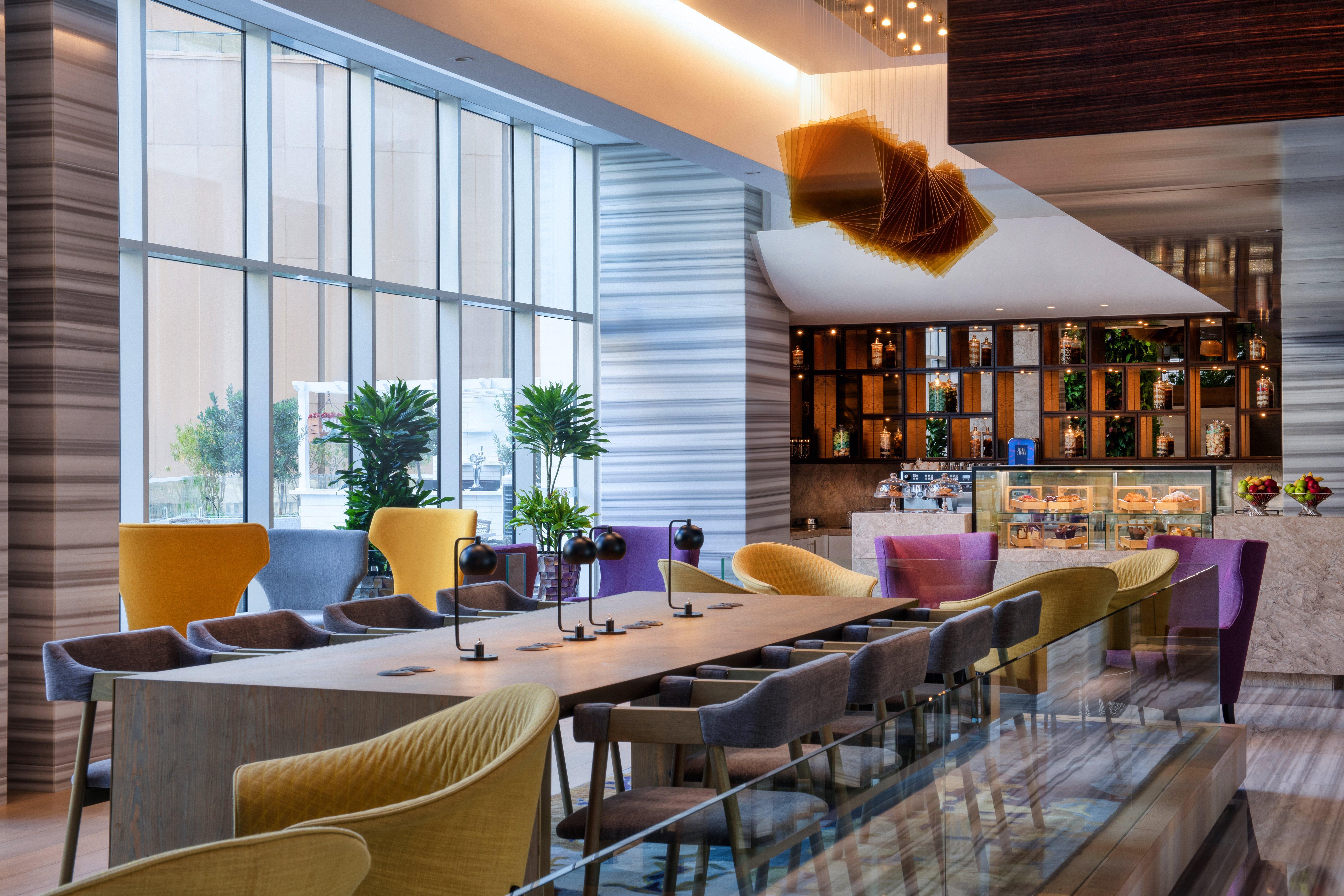 크라운 플라자 두바이 마리나 호텔 외부 사진 The lounge at the airport