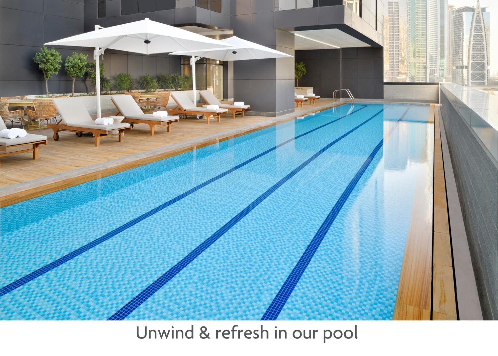 크라운 플라자 두바이 마리나 호텔 외부 사진 The pool at the hotel