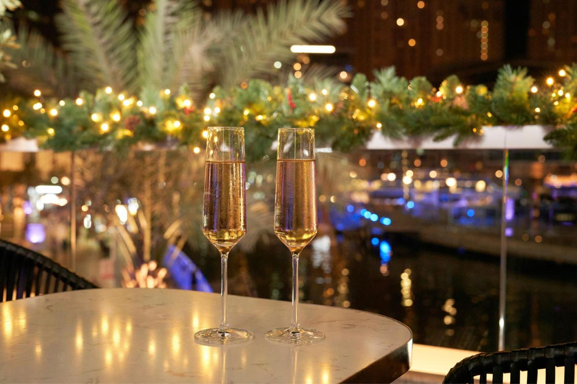크라운 플라자 두바이 마리나 호텔 외부 사진 Champagne flutes