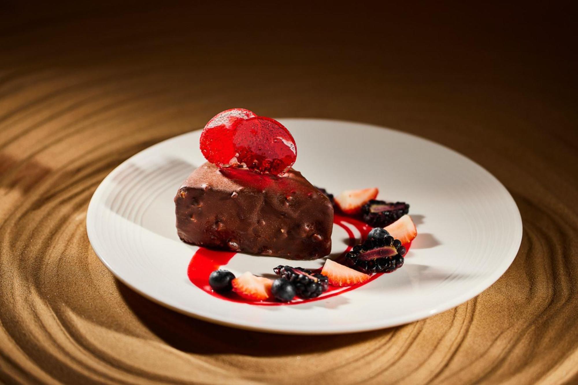 크라운 플라자 두바이 마리나 호텔 외부 사진 A chocolate dessert
