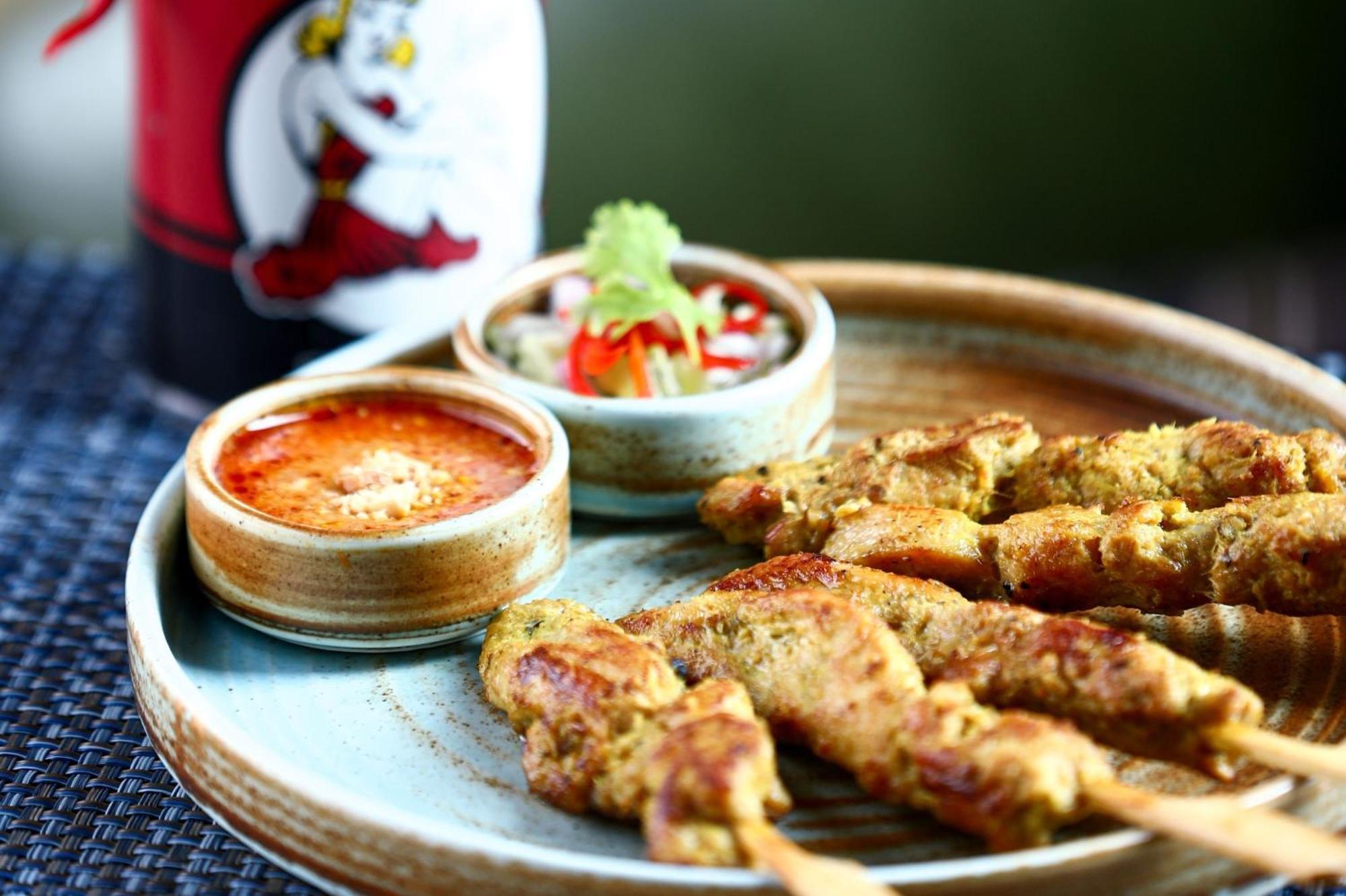 크라운 플라자 두바이 마리나 호텔 외부 사진 Chicken Satay