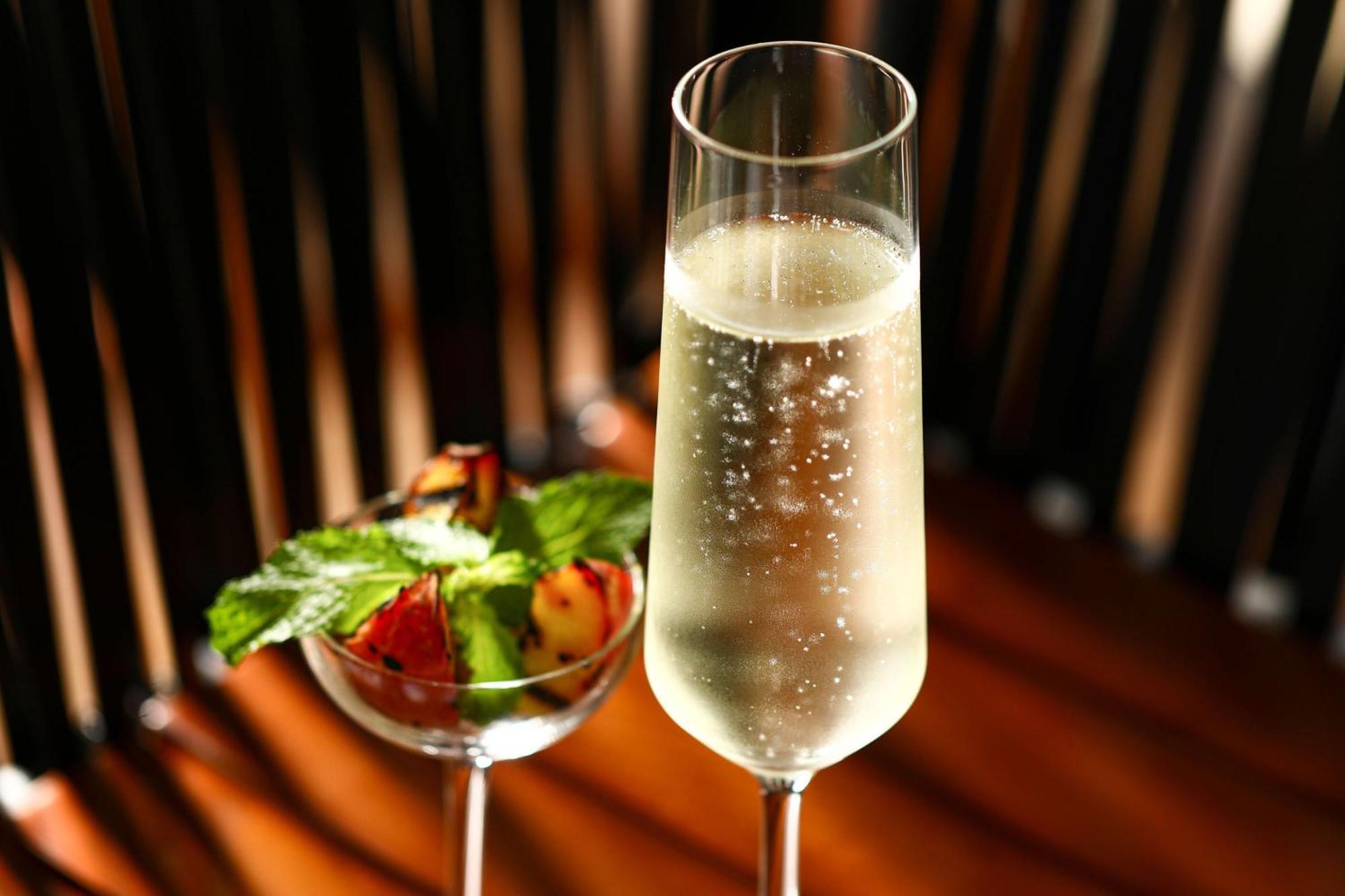 크라운 플라자 두바이 마리나 호텔 외부 사진 A glass of sparkling wine