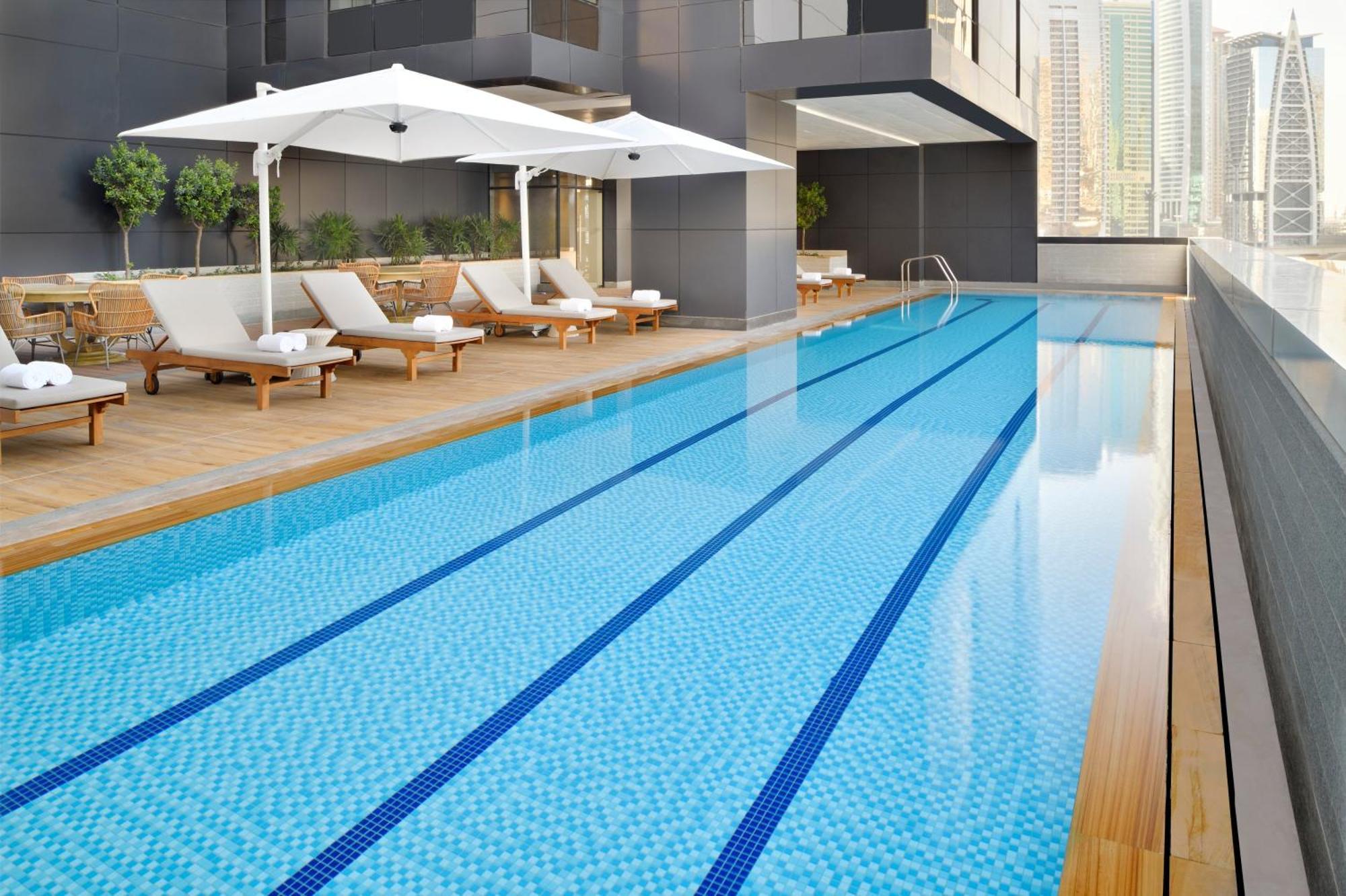 크라운 플라자 두바이 마리나 호텔 외부 사진 The pool at the Ritz-Carlton, Dubai