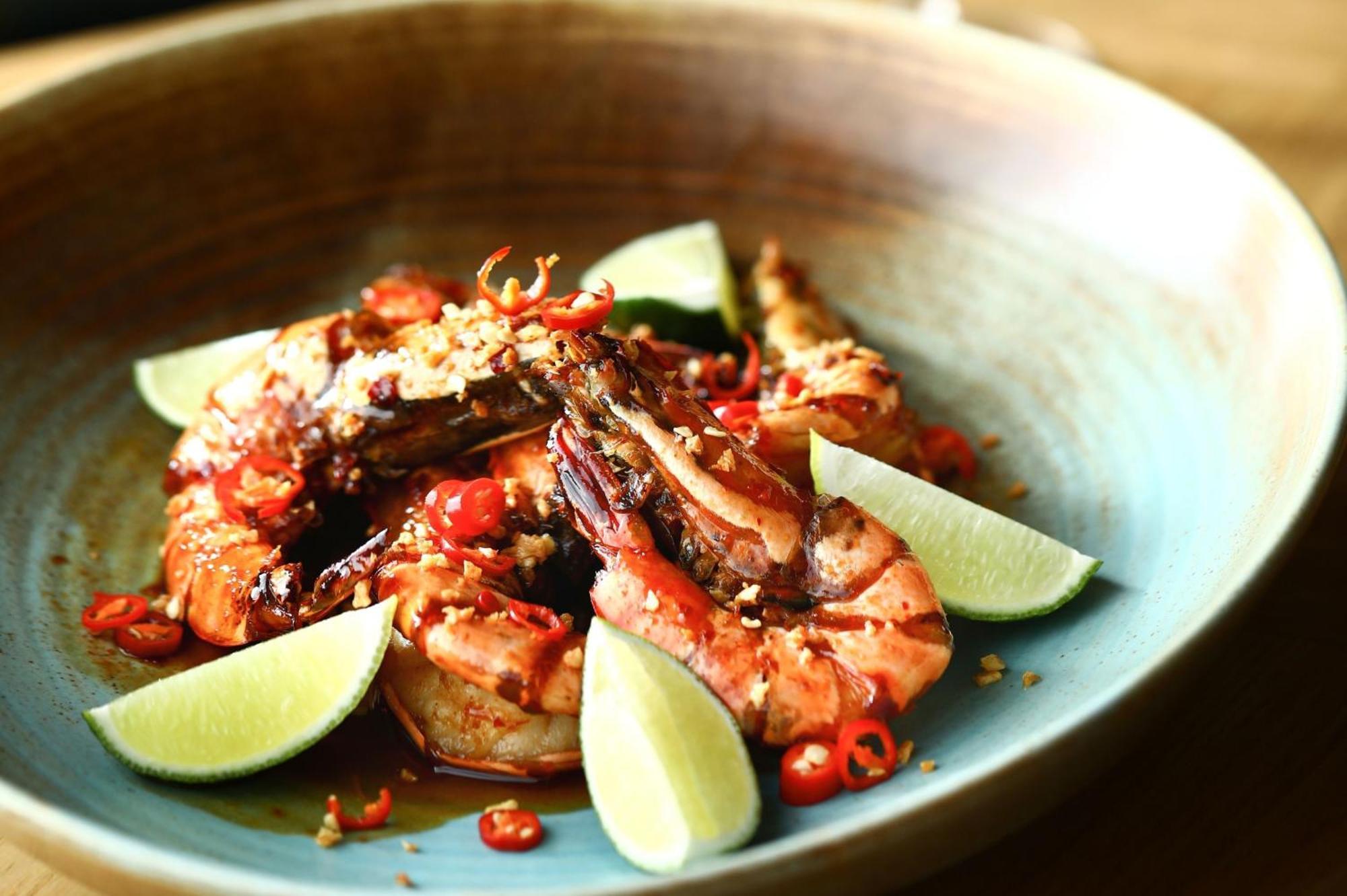 크라운 플라자 두바이 마리나 호텔 외부 사진 A prawn dish