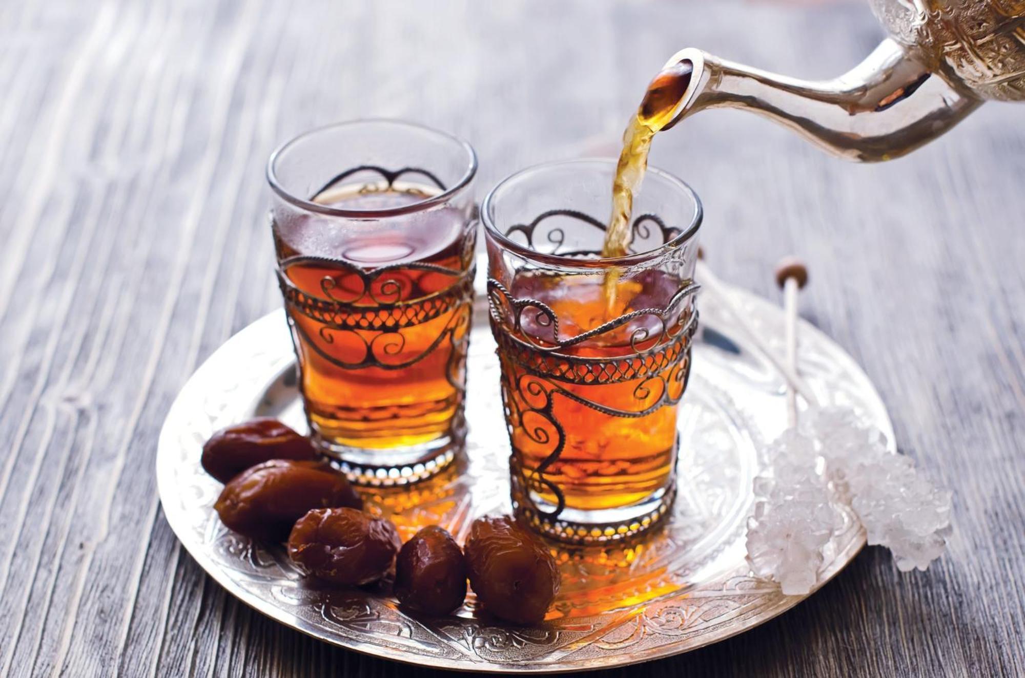 크라운 플라자 두바이 마리나 호텔 외부 사진 Tea being poured into glasses