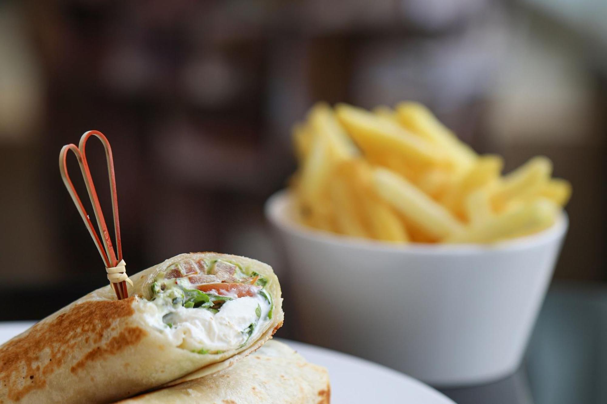 크라운 플라자 두바이 마리나 호텔 외부 사진 A wrap with chips