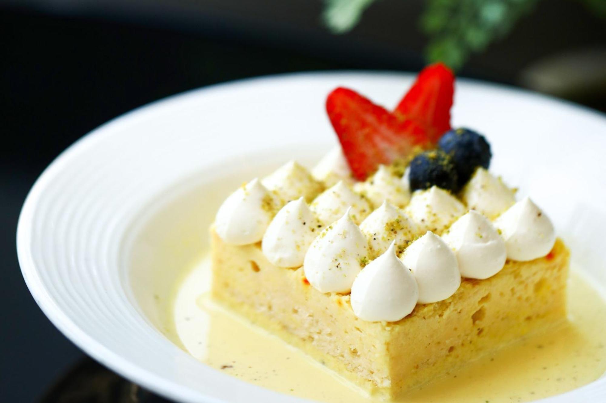 크라운 플라자 두바이 마리나 호텔 외부 사진 A piece of basbousa with cream