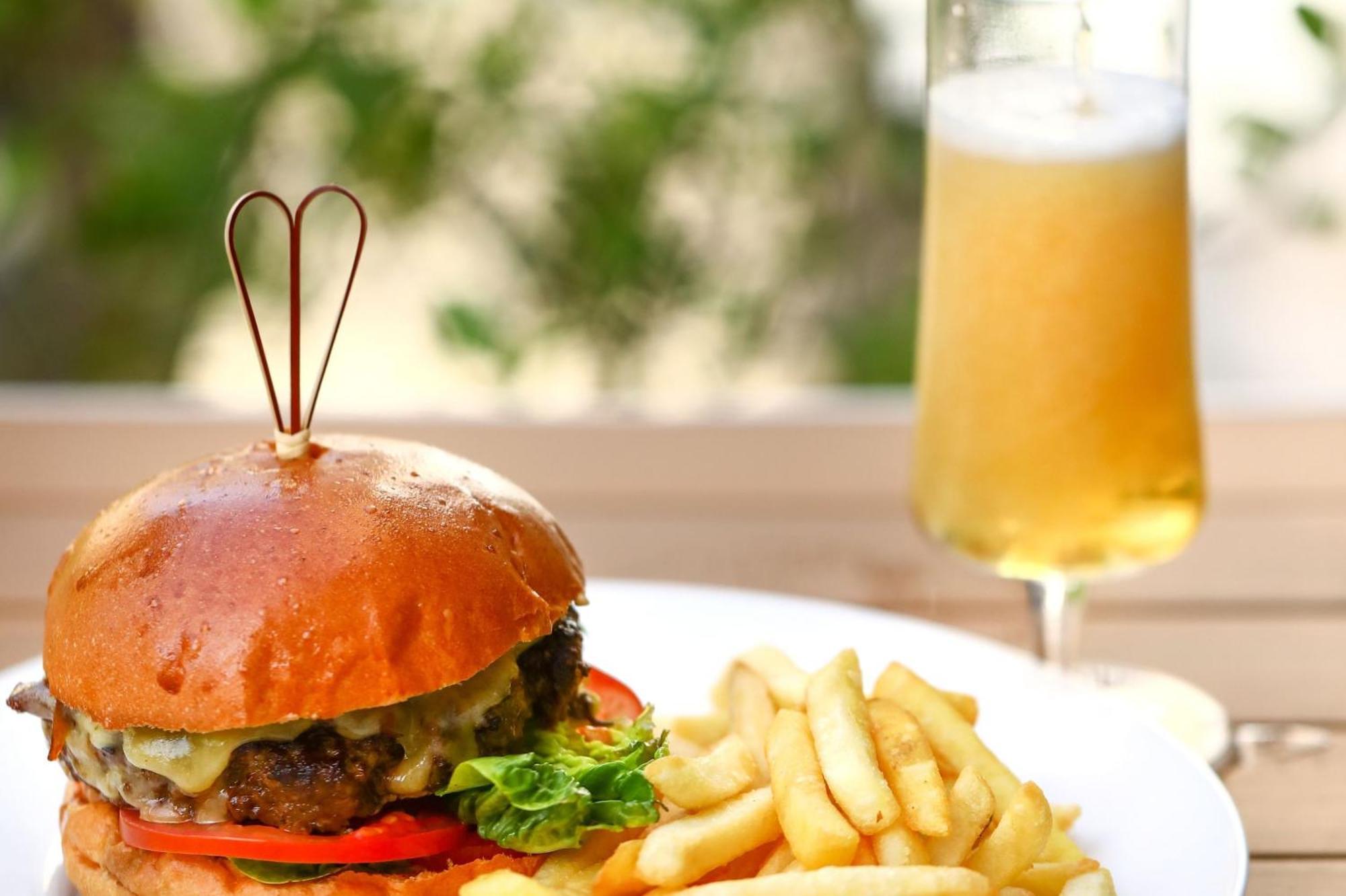크라운 플라자 두바이 마리나 호텔 외부 사진 A hamburger and chips