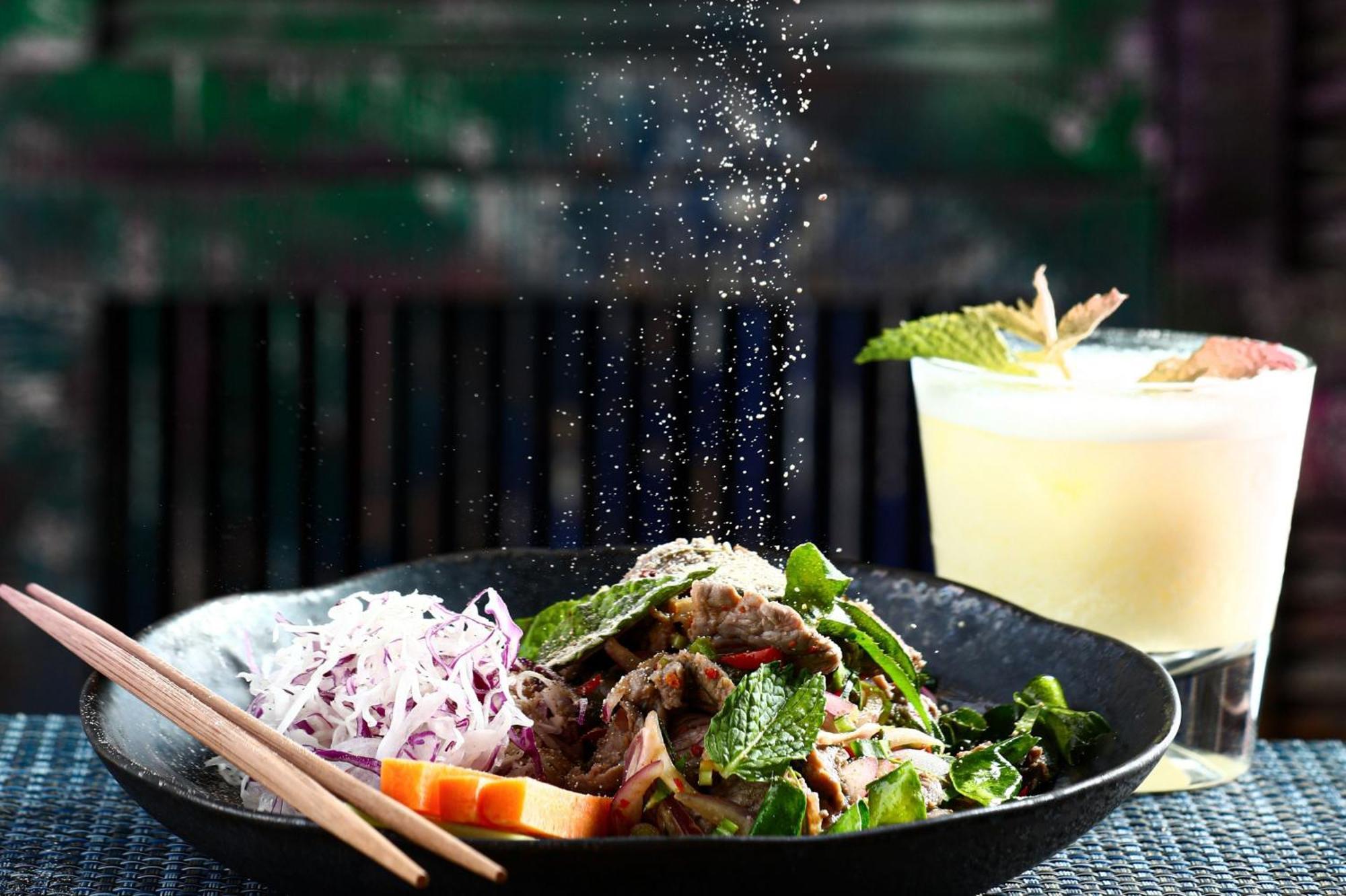 크라운 플라자 두바이 마리나 호텔 외부 사진 A salad being sprinkled with salt