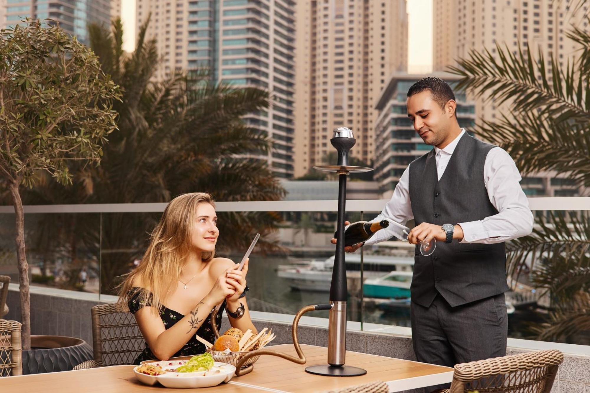 크라운 플라자 두바이 마리나 호텔 외부 사진 A waiter serving a guest