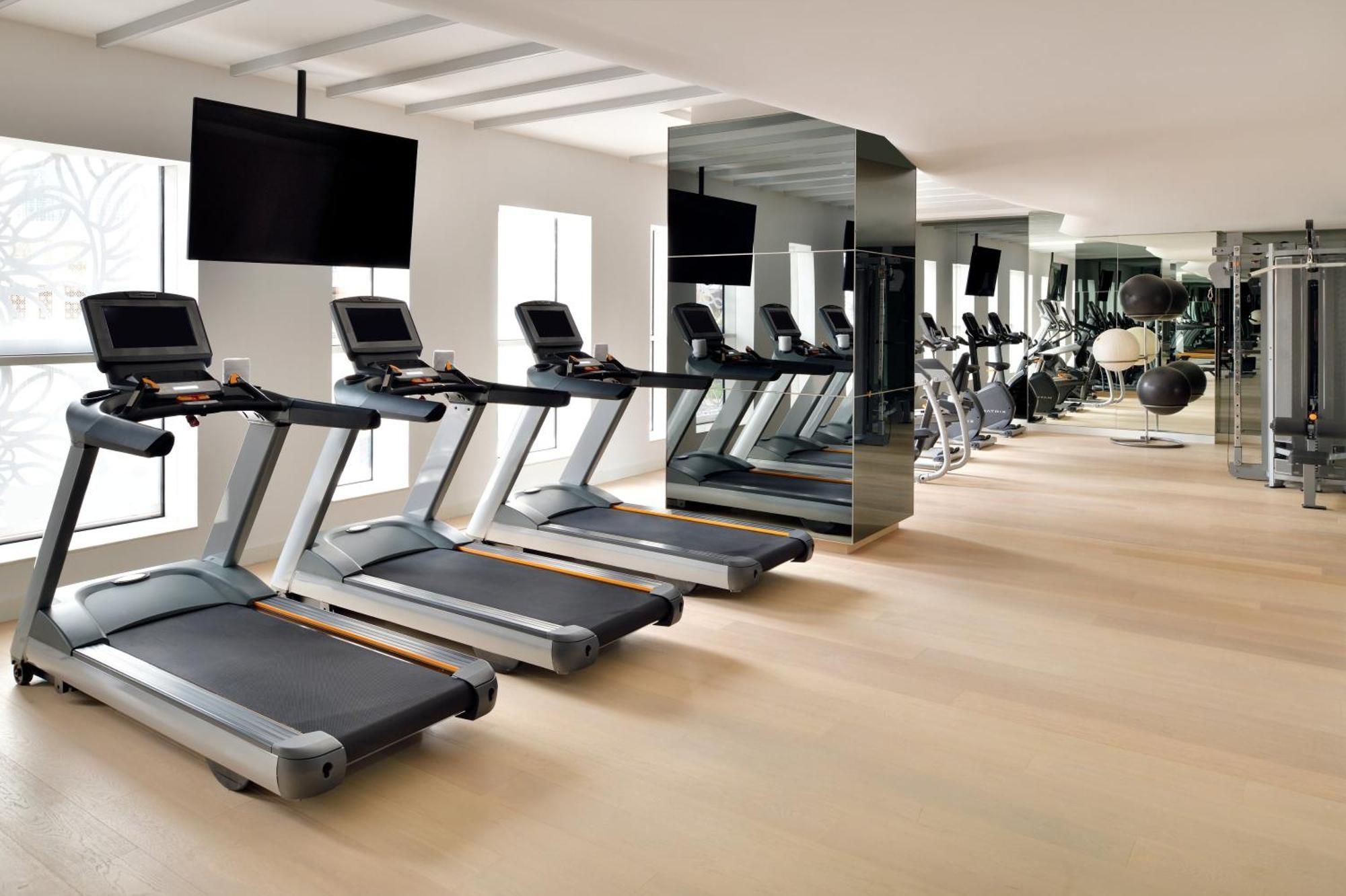 크라운 플라자 두바이 마리나 호텔 외부 사진 The gym at The Dorchester