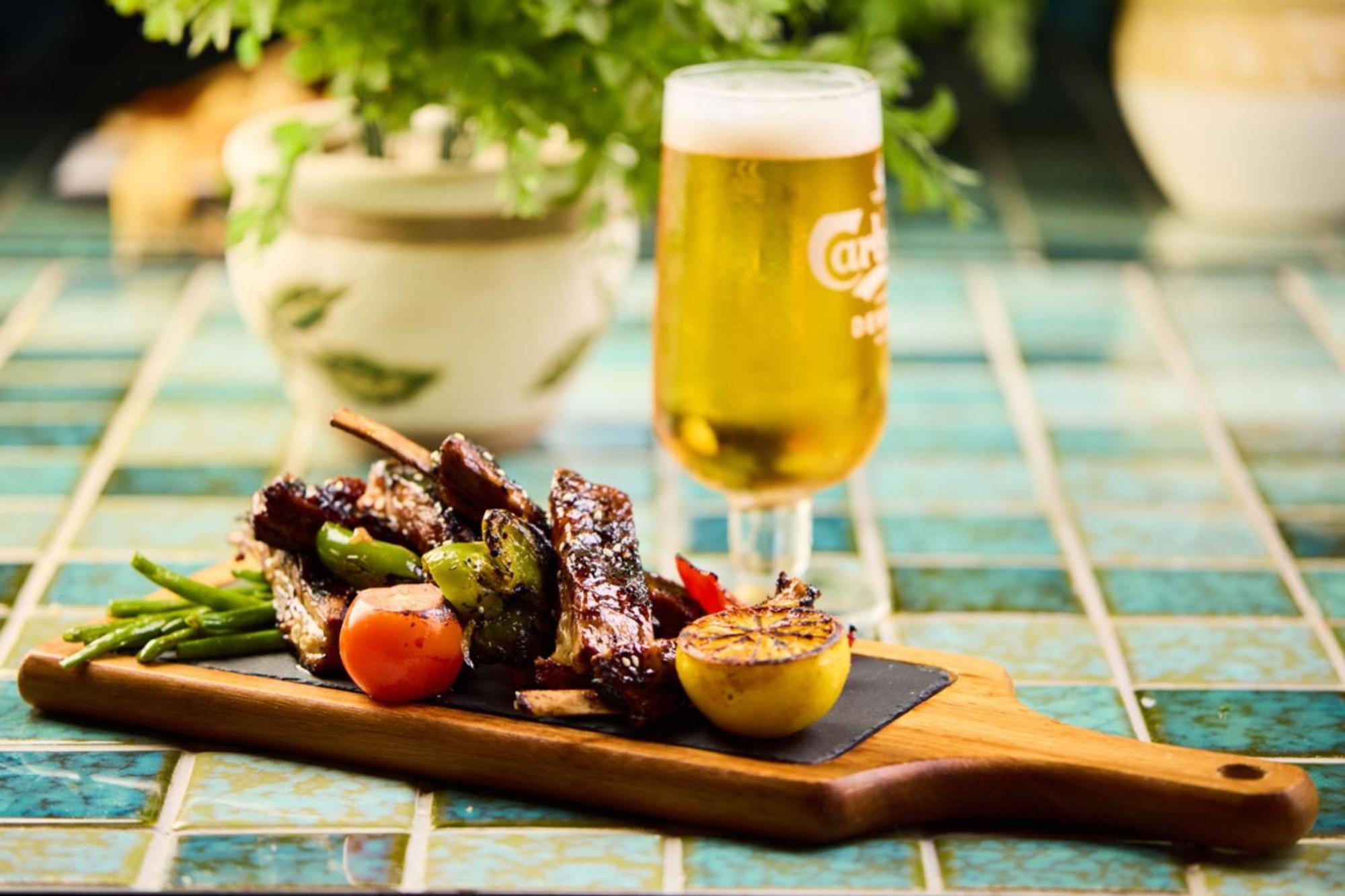 크라운 플라자 두바이 마리나 호텔 외부 사진 A beer and a snack