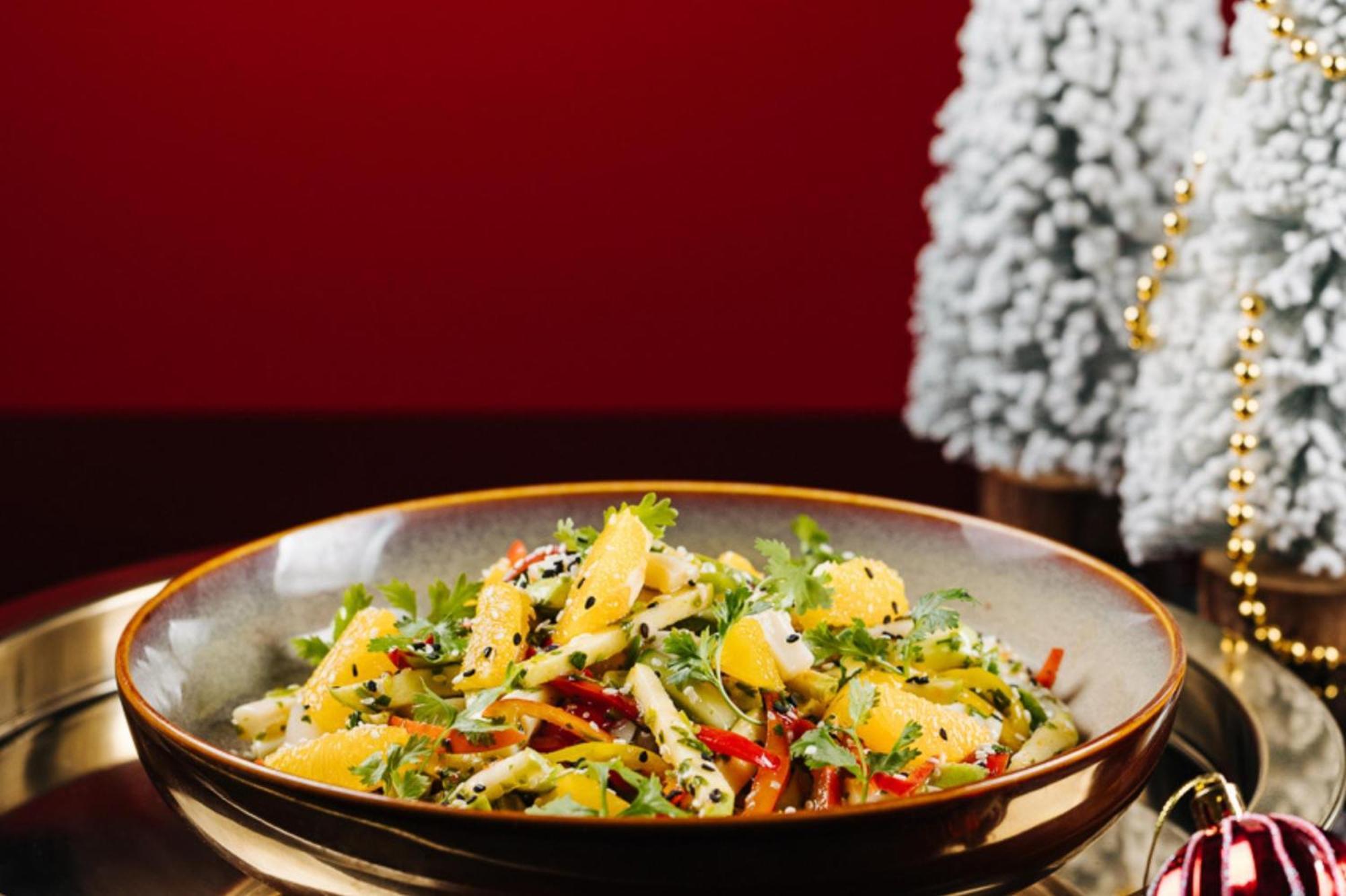 크라운 플라자 두바이 마리나 호텔 외부 사진 Chinese chicken salad