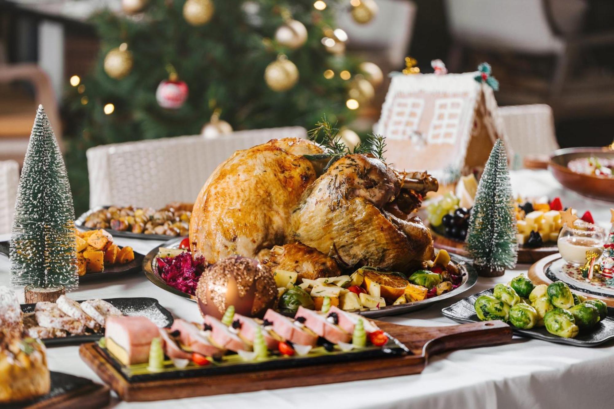 크라운 플라자 두바이 마리나 호텔 외부 사진 A Christmas dinner with a turkey